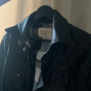 Skinnjacka  - Skinnjacka från fashionate. Ser hård ut på bilden men är väldigt mjuk. Med skärp & bälte i midja som går att ta bort. 