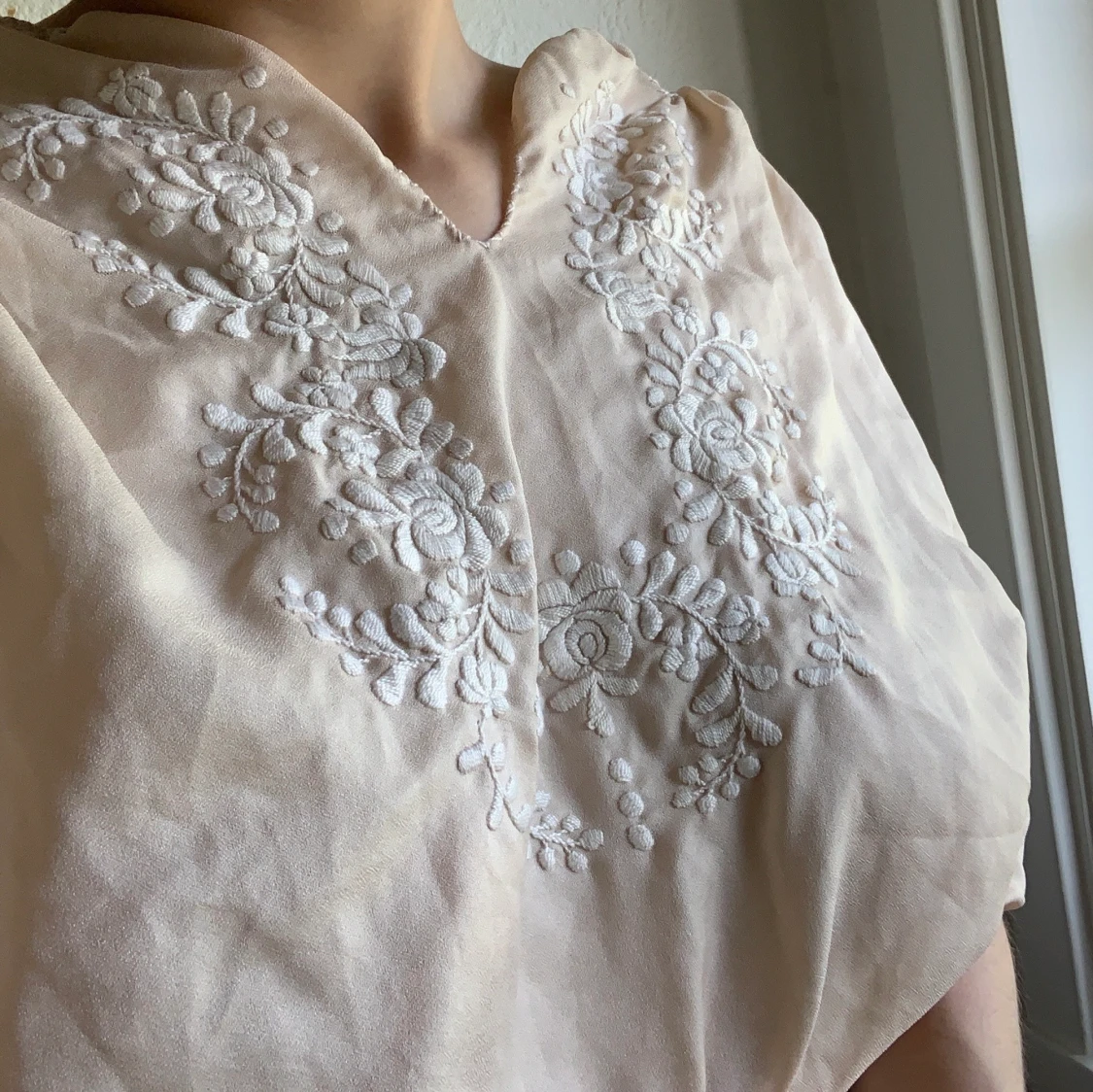 En blus med broderi - 91