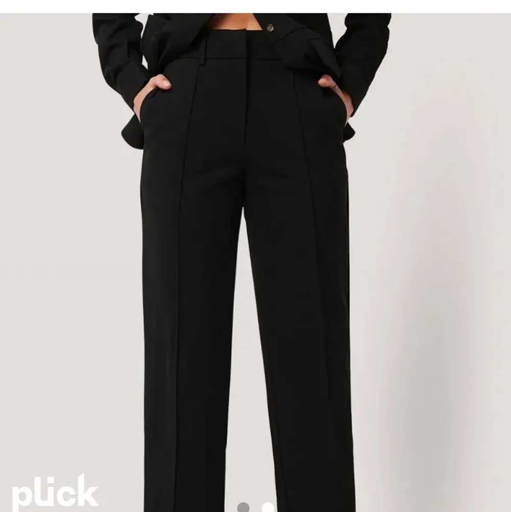 Säljer mina svarta kostymbyxor med slits från Nakd för billigt pris då de är för långa, ANVÄND INTE KÖPKNAPPEN❤️. Jeans & Byxor.