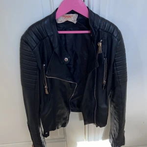  Skinjacka - En skinjacka som är från chiquelle och är väldigt fin.