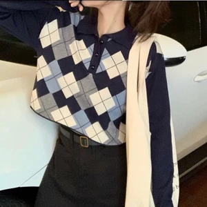 Croppad blå argyle polo tröja - Fin tröja, passar bra under kalla dagar. 