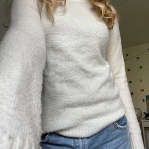 Stickad hösttröja - Denna mysiga tröja har tyvärr inte kommit till andvänding.(köparen står för frakt) 