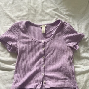 PULL & BEAR - knappt använd crop topp från pull & bear Är s men passar som både xs och m Köparen står för frakt, 39kr