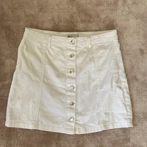 Gina tricot jeanskjol vit  - Jeanskjol stl 42 från Gina Tricot. Använt men fint skick. 