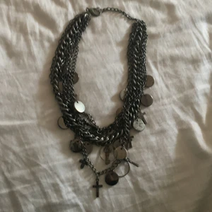 Kedja halsband  - Ganska tungt halsband med massa kedjor, och kors. Frakt pris diskuteras!
