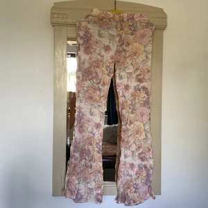 Utsvängda blommiga byxor  - I tunt material, fickor på baksidan. Är i xs men passar även s