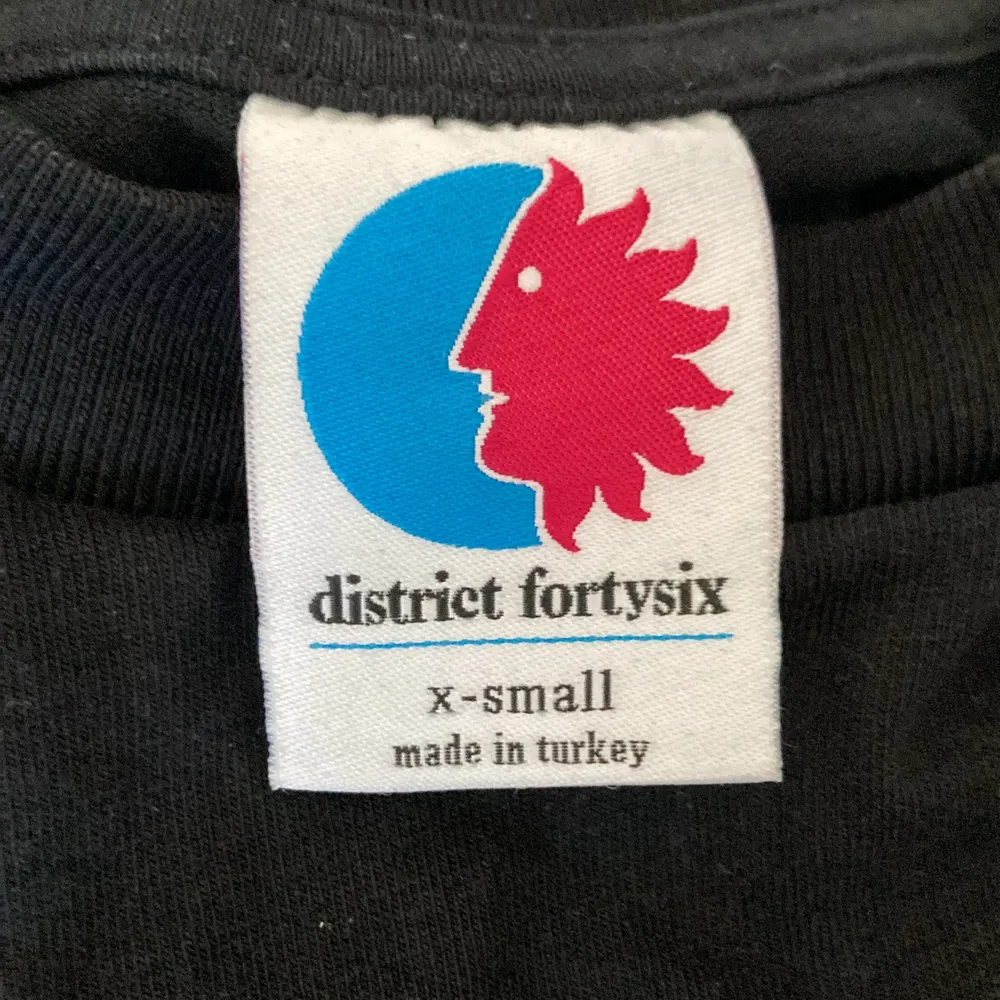 District fortysix tröja xs använd en gång. Köpte den för 400 . T-shirts.