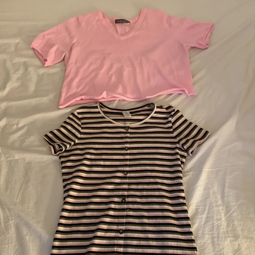 Den rosa är mag-tröja och kommer från Race  marine och är i ett fint skick och den randiga tröjan har knappar på sig och kommer från Lindex och är också i fint skick. Säljer för änvänder inte dom längre. Säljer båda för 50 SEK  . T-shirts.