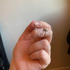 Handgjort av mig🦋 Den passar bättre för att ha som en ring längre ut på fingret eller på lillfingret och ringfingret💕 