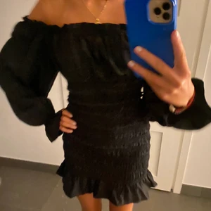 Nyårsklänning! - Den perfekta svarta klänningen med så söta volanger. Jätte skön och Classy! Använd bara en gång så i princip nyskick🦋🦋