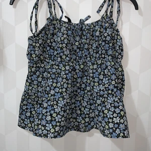 Hm sommar topp - Super gullig sommar topp från hm. Knappt använd. 