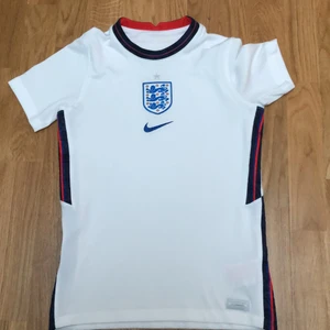 England matchtröja EM 2020 - Englands matchtröja under EM 2020 Använd men i ett bra skick utan några hål eller skador, Storlek: 147-158 i ungdomssize. Pris kan diskuteras.