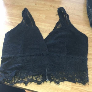 Spets topp, bikbok  - Spetstopp från bikbok, svart storlek xs. Väldigt fint skick! 