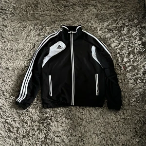 Adidas jacka - Cond 9/10 