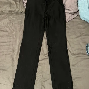 Kostymbyxor ifrån mango - I princip oanvända kostymbyxor ifrån mango i strl 36, skulle dock säga att dem är mer som en 34