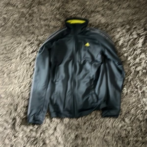 Adidas zip - 8-9/10