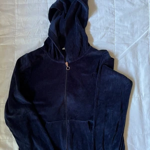 H&M Hoodie - Mörkblå hoodie från H&M med dragkedja.