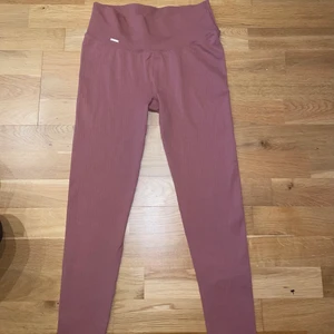 Aimn träningstights  - Fina ribbade träningstights från aimn . Träningstightsen är i mörkare rosa och är som nya.