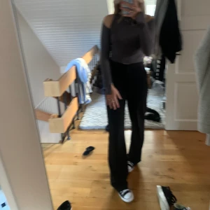 Svarta kostymbyxor  - Säljer dessa mid rise kostymbyxorna från nakd. Superfint skick! Frskt tillkommer💗