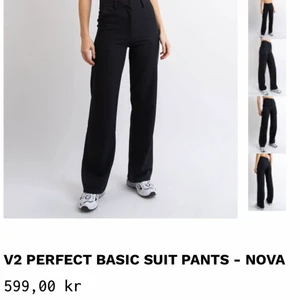 Kostymbyxor  - Säljer dessa perfekta kostymbyxor med hög midja från madlady. Använda ett par gånger men fint skick. Jag har storlek 34 och längd 34, jag är ungefär 175 cm lång och de går verkligen ändå ner, trampar nästan på dom🥰 Nypris 599kr. Pris kan diskuteras