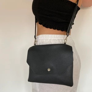 Liten axelväska - Liten, svart han/axelväska från Monki. Sparsamt använd.