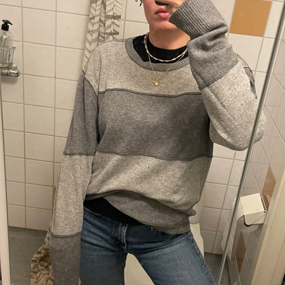 Jätte fin acne-tröja (stockholmsstil/ lite over size) som jag måste sälja då jag flyttar! 💕 högsta bud vinner . Stickat.