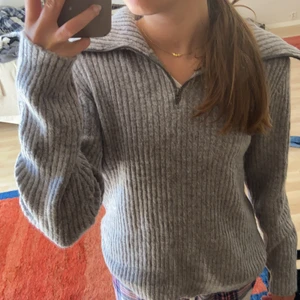 Stickad tröja  - Säljer denna jätte fina stickade tröjan från .OBJECT då den inte har blivit använd en enda gång. Jätte bra skick💗