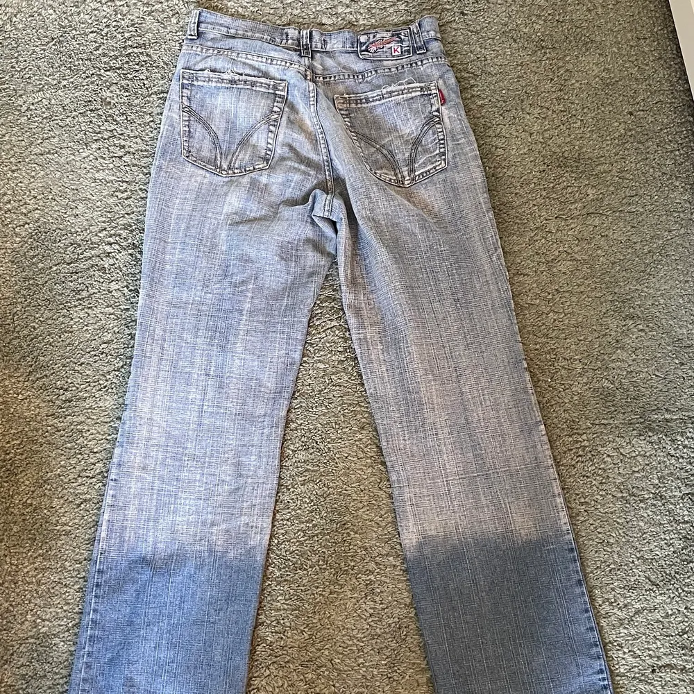 feta jeans med massa fickor. avklippta där nere men passar runt 160-170cm. lägg bud från 100. frakt på 66. Jeans & Byxor.