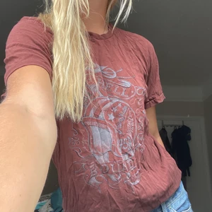 T-shirt - Knappt använd