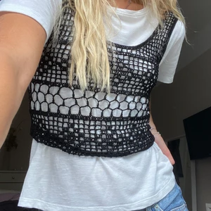 Topp - Säljer denna avballa topp som man kan ha med en tröja under eller bara bh. Aldrig använd