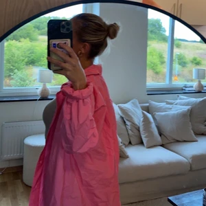 Skjorta  - Skjorta från hm. Köpt för en månad sen och bara använd en gång. Den är lite stor på mig, storlek S men ganska oversized. Nyskick🫶🏽