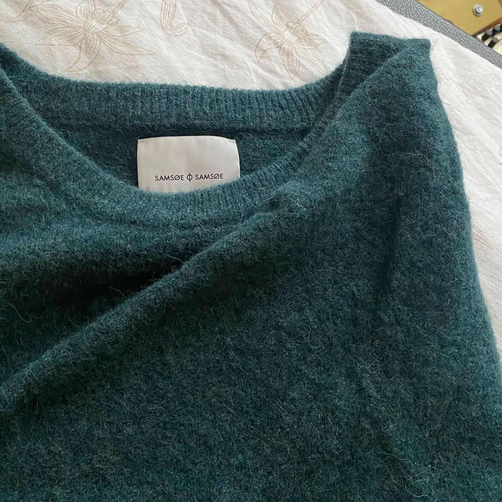 Jättefin stickad tröja från samsøe samsøe!! Inköpt för ca 2 år sen för ca 1200kr. Använd ett fåtal gånger, därav bra skick!💗. Tröjor & Koftor.