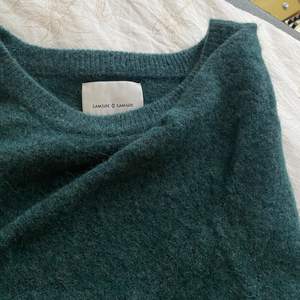 Jättefin stickad tröja från samsøe samsøe!! Inköpt för ca 2 år sen för ca 1200kr. Använd ett fåtal gånger, därav bra skick!💗