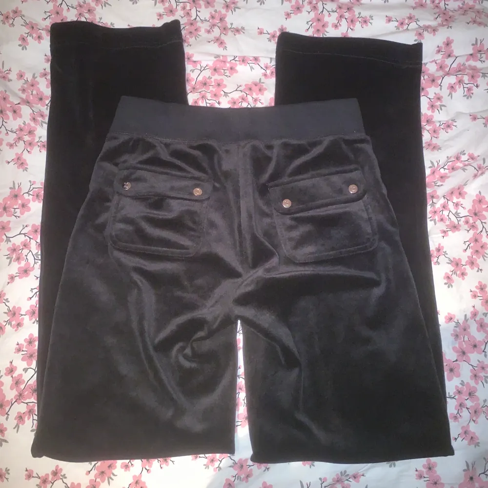 svarta juicy byxor i storlek XS. kan skicka fler bilder privat. köpta från nelly för några månader sen och är i mycket bra skick. kan även tänka mig att byta mot en ljusare färg i storlek XS. Jeans & Byxor.