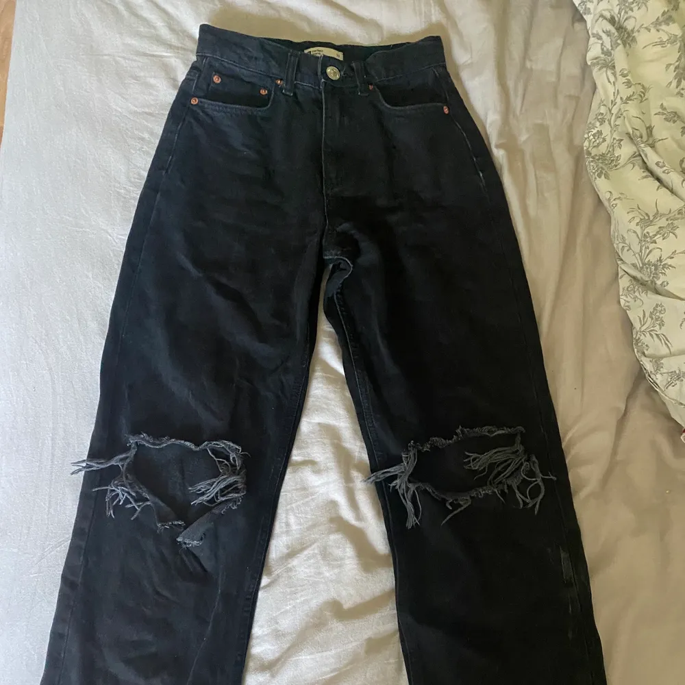 Jag säljer mina högmidjade jeans från ginatricot i modellen 90s petite high waist då jag inte får användning för dem längre, jeansen är i storlek 32 och i bra skick. . Jeans & Byxor.