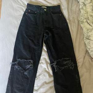 Jag säljer mina högmidjade jeans från ginatricot i modellen 90s petite high waist då jag inte får användning för dem längre, jeansen är i storlek 32 och i bra skick. 