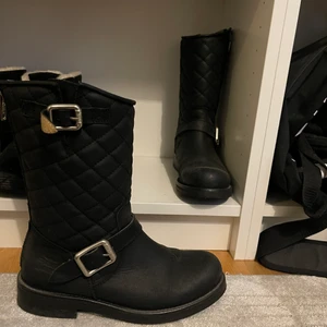 Urban project stövlar  - Använda Max 2 gånger. Köpta från scorett för 1900kr och de är i storlek 38 