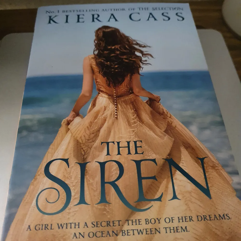 The siren - Kiera Cass . Övrigt.