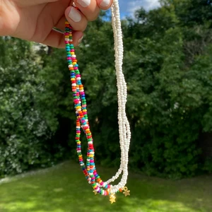 Färgglada pärlhalsband  - Jättefina pärlhalsband, längden är ca 40cm 🥰 frakt 13kr