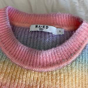 En stickad tröja med olika färger från NA-KD, köpt för ca 300:-, säljer för 150:-. Använd ett fåtal gånger, i nytt skick. Köparen står för frakten! 