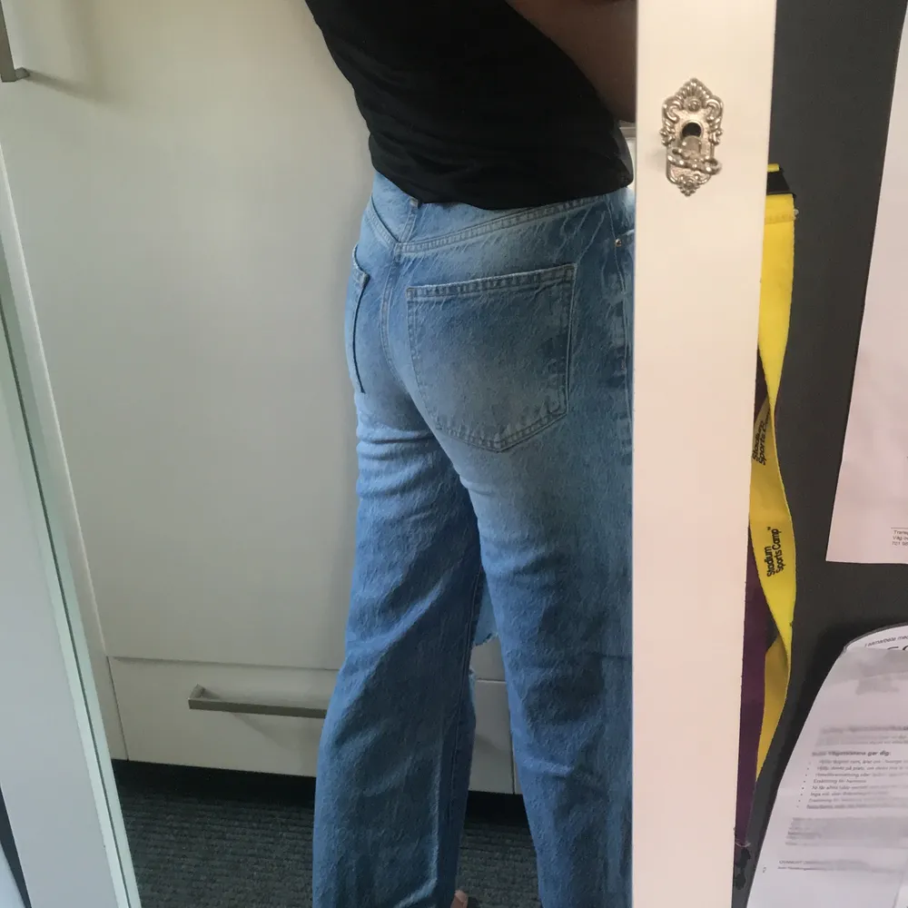 Jätte fina jeans från Gina trick som är väl använda,men tyvär har blivit för små midjan och använd inte lika mycket längre.       . Jeans & Byxor.