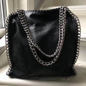 Tiamo väska - Säljer min väska från tiamo då den ej kommer till användning, perfekt till när skolan börjar då en dator lätt får plats. Köpare står för frakt 66kr💕många intresserade direktpris 250kr