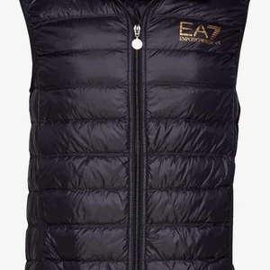 EA7 väst stl S - Emporio Armani väst stl S herrmodell (unisex) Motsvarar ca S dam, XS herr och 164 barn. Nyskick, knappt använd. Nypris ca 1500 kr. Hämtas i Ytterby eller skickas spårbart för 66 kr med posten 