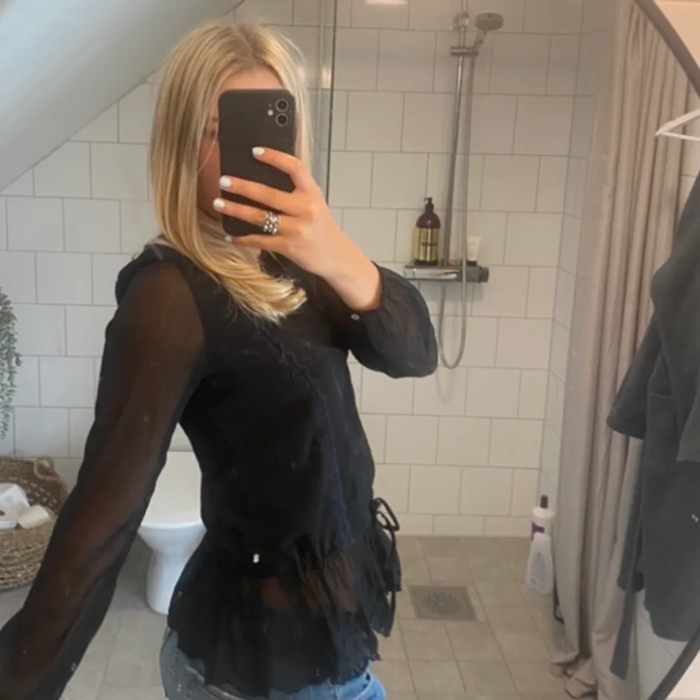 Blus från Rut&Circle, sjukt fina detaljer. Säljer pga att jag inte använder den. Köptes second hand för 150 kr💖 Köparen står för frakten. Blusar.