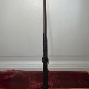 Harry Potter stav - Harry Potters stav | The noble collection | 200kr + frakt | betalning sker via Swish | kan mötas upp. 