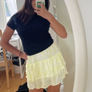 Gul/vit volangkjol - Säljer en iprincip oanvänd volangkjol från Cubus. Som man ser på andra bilden är kjolen lång, men den går att vika upp som jag gjort på de andra två bilderna. Den är väldigt stretchig så passar nog från xs-m, säkert också större. Köparen står för frakten💞