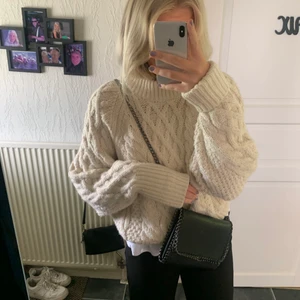 Stickad tröja - Superfin stickad tröja, perfekt nu till hösten eller sena sommarkvällar. Storlek L men sitter bra på mig som vanligtvis är en S 