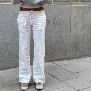 Linnebyxor från Alobha Label! - Säljer dessa populära linnebyxor från Lova Widerbergs egna märke! Byxorna är i nyskick! De är i storlek M men har resår i midjan så passar även mig perfekt som är en xs/s💗 skriv privat för fler bilder eller vid intresse! !Jag kan frakta eller mötas upp 😊