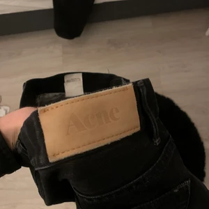 Acne jeans - Svarta acne jeans i storlek 32/34. Avklippta så passar mer som 32/30