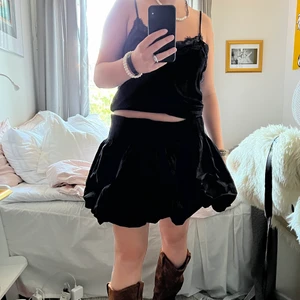 Ballongkjol - Säljer denna ascoola kjolen. Den är väldigt puffig och går lätt att stylea upp eller ned. Funkar perfekt både till skolan och fest. Jag har vikit ned resåren för att den ska bli kortare men det är självklart en smakfråga😆 jag  hoppas att den kommer till någon som kommer använda den mycket. 🪩🕺🍾